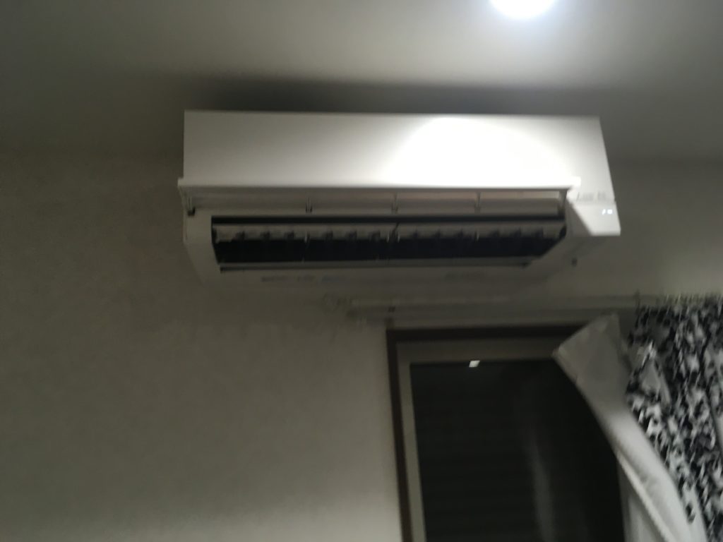 エアコンの分解洗浄作業